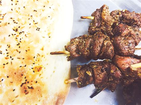  Hand Shredded Lamb With Cumin: Een Smaaktontploffing van Kruiden en Texturen!