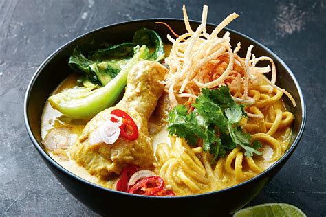  Khao Soi: Een romige curry-soep met knapperige noedels die je smaakpapillen zullen verwennen!