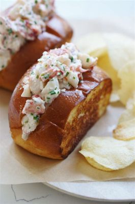  Lobster Roll: Een Romige Zee-Brood-Fusie met een Zesty Twist!