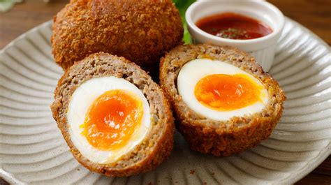  Scotch Eggs: Een Onweerstaanbare Fusie van Pittige Worst en Romige Eiwitten!