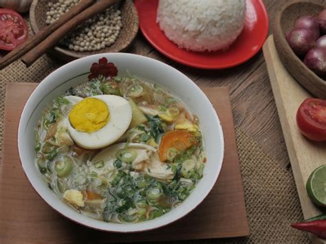  Soto Ayam Betawi! Een romige kippensoep met een pikante twist en een vleugje traditionele magie.