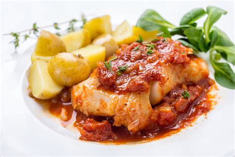  Bacalao a la Vizcaína: Een overheerlijke zeevisgerecht met een rijke tomatensaus en pittige pepers!