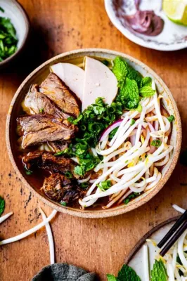  Bún Bò Huế: Een Smaaktbeleving met pittige aroma’s en zijdezachte noedels!