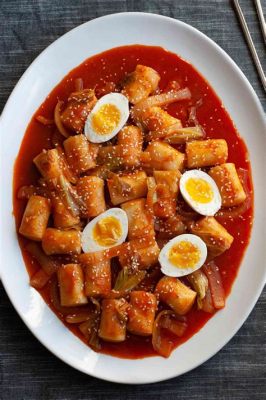  Ddeokbokki: Een pittig-zoete dans van rijstcakes en chili-saus die je smaakpapillen zullen verrassen!