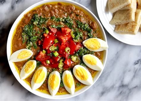  Ful Medames: Een Romige Bonenschotel Met Pittige Paprika en Verse Kruiden!