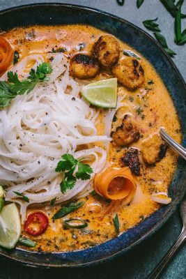  Khao Soi: Een romig curry avontuur met knapperige noedels en een zoet-pittige saus!