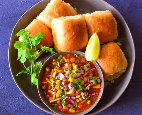  Misal Pav: Een ontbijt van pittige groenten en knapperige broodjes die je smaakpapillen prikkelen!