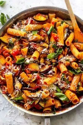  Pasta alla Norma: Een Uitbundige Symfonie van Zoete Aubergine en Zoute Kaas!