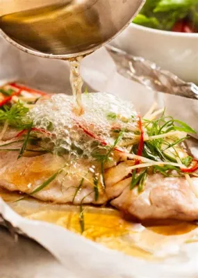  Spicy Steamed Fish Head:  A Symphony of Sizzling Chili Oil and Delicate Aromatic Broth?